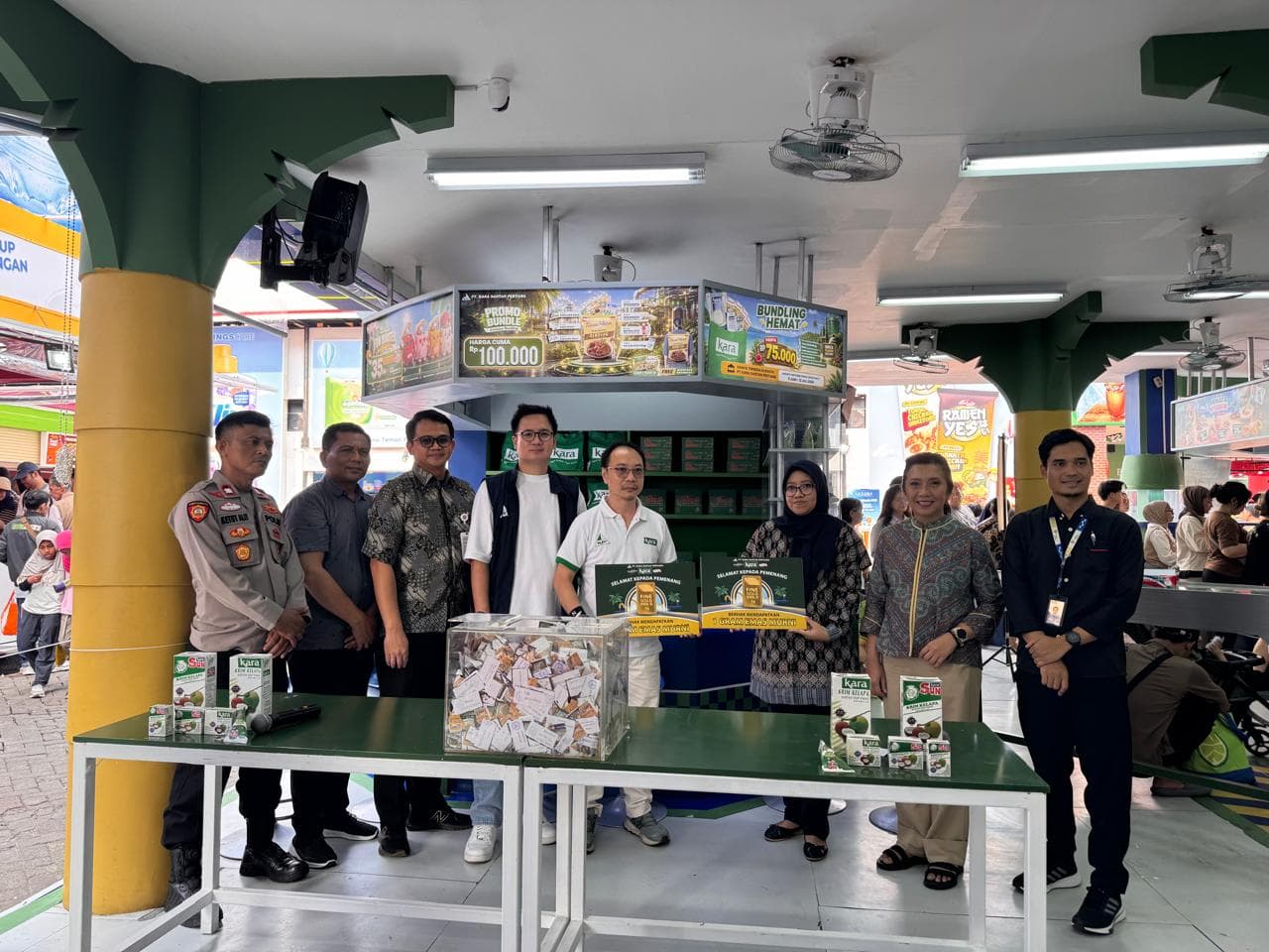 Penyerahan hadiah emas kepada pemenang program