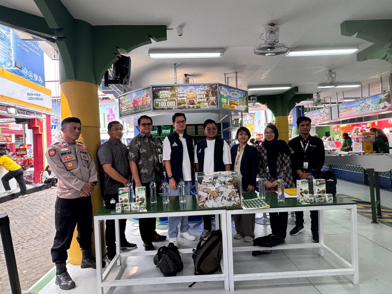 Tim dan stakeholder pada aktivasi di booth