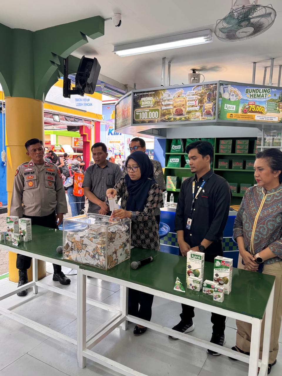 Aktivasi konsumen di booth aktivasi
